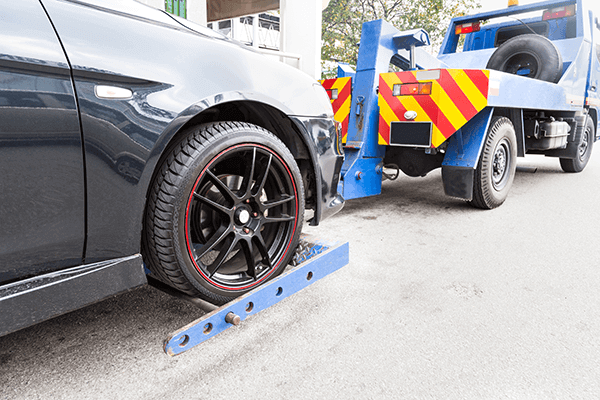 tow-truck-towing-a-broken-down-car-on-the-street-600x400